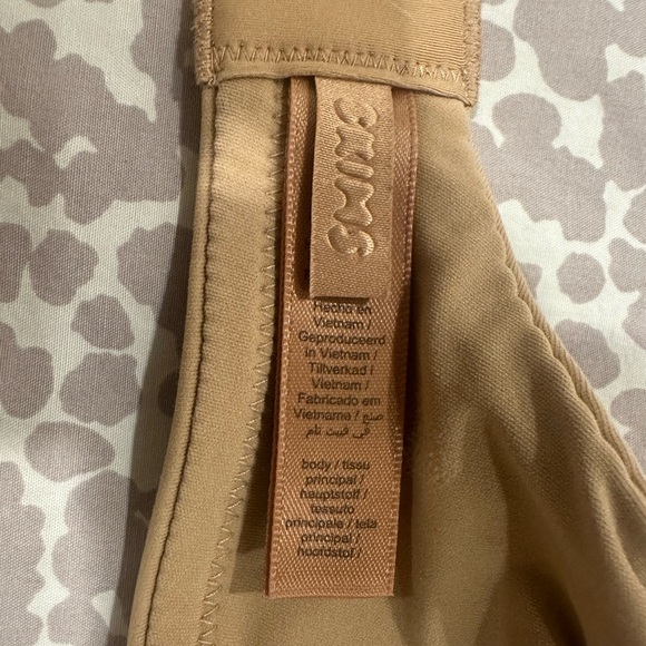 SKIMS fits everybody Tan Bra - Picture 3 of 5